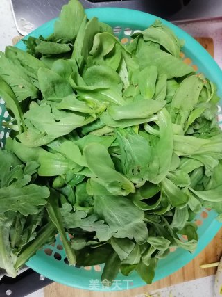 素炒茼蒿的做法步骤：1