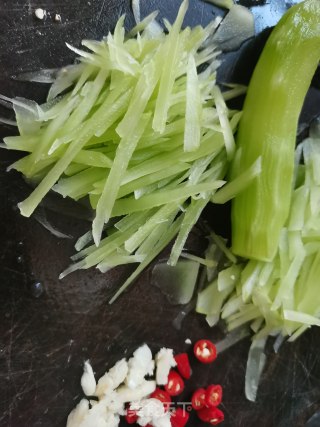 炒莴笋丝的做法步骤：1