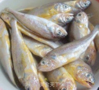 油炸黄花鱼的做法步骤：1