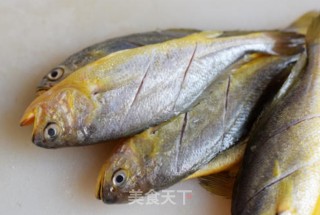 油炸黄花鱼的做法步骤：2