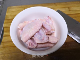 时蔬烤翅中的做法步骤：1