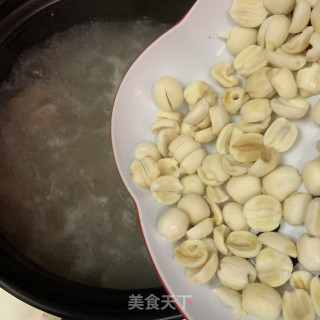 莲子胡椒猪肚汤的做法步骤：8