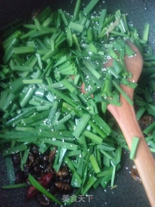 韭菜炒蚕蛹的做法步骤：8