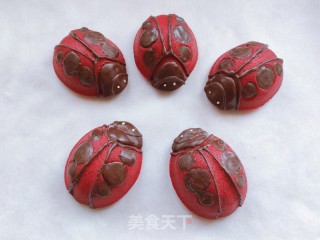 万圣节甲虫红丝绒蛋糕的做法步骤：12