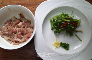 芫爆肉丝的做法步骤：1