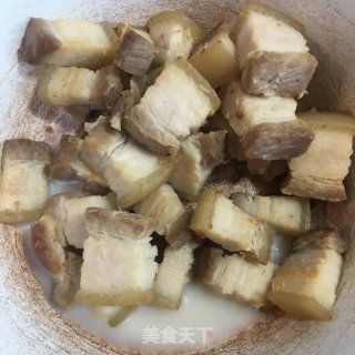 五花肉烧板栗木耳的做法步骤：1