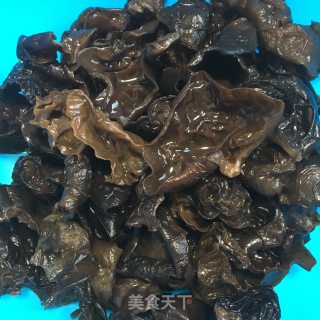 五花肉烧板栗木耳的做法步骤：2