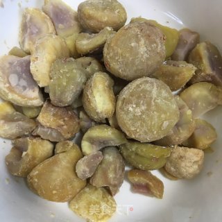 五花肉烧板栗木耳的做法步骤：3
