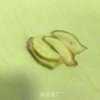 五花肉烧板栗木耳的做法步骤：4