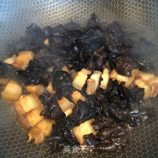 五花肉烧板栗木耳的做法步骤：6