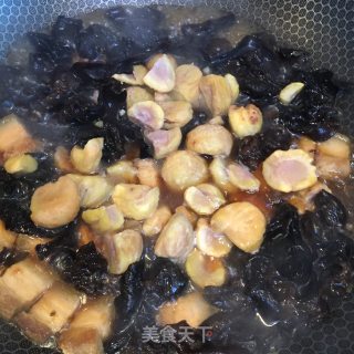 五花肉烧板栗木耳的做法步骤：7