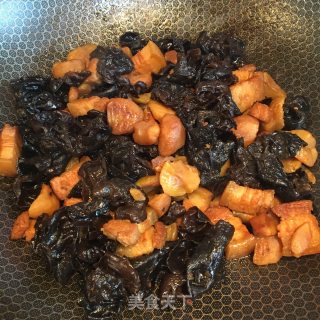 五花肉烧板栗木耳的做法步骤：8