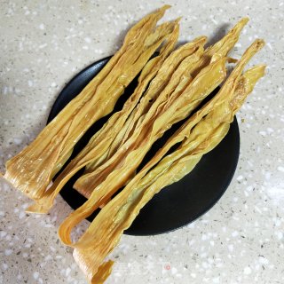 韭香肉末炖腐竹的做法步骤：1
