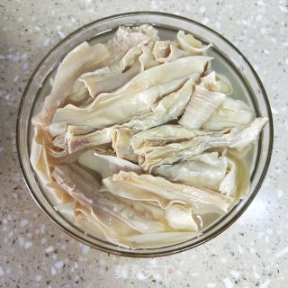 韭香肉末炖腐竹的做法步骤：2