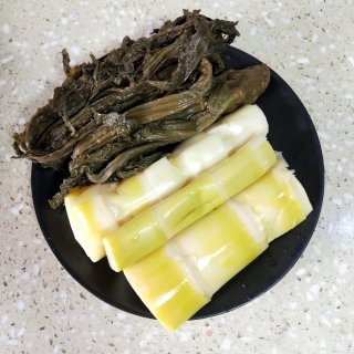 筒骨咸菜炖苦芛的做法步骤：1