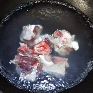 筒骨咸菜炖苦芛的做法步骤：3