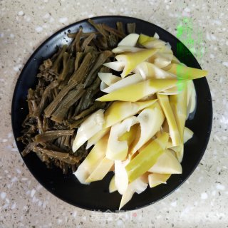 筒骨咸菜炖苦芛的做法步骤：6