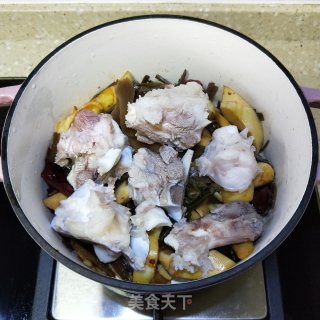 筒骨咸菜炖苦芛的做法步骤：10