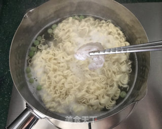 香辣牛肉酱拌面的做法步骤：4