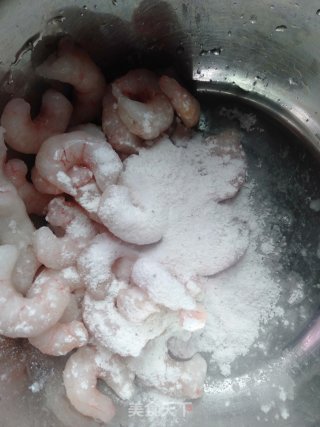 水煮时蔬虾仁的做法步骤：1