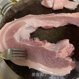 给龙肉都不换的蜜汁五花肉的做法步骤：1