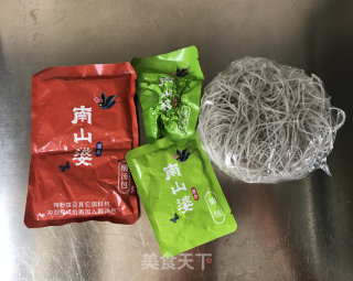 西红柿酸汤粉的做法步骤：3