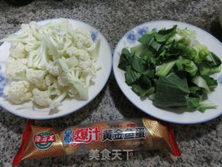 黄金鱼蛋青菜花菜的做法步骤：1