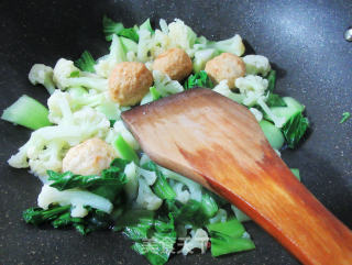 黄金鱼蛋青菜花菜的做法步骤：5