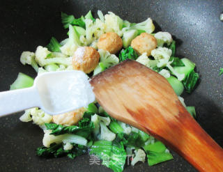 黄金鱼蛋青菜花菜的做法步骤：7