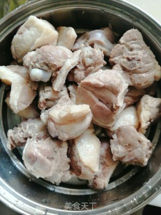 鸭腿枸杞汤的做法步骤：1