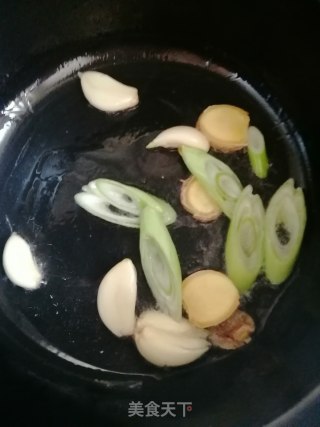 鸭腿枸杞汤的做法步骤：2