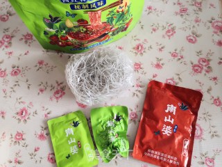 酸汤粉的做法步骤：1