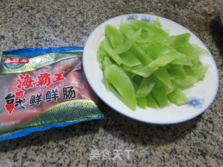 鲜鲜肠炒莴笋的做法步骤：1