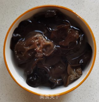 木耳小葱炒鸡蛋的做法步骤：3