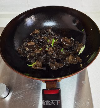 木耳小葱炒鸡蛋的做法步骤：9