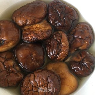 香菇板栗烧肉的做法步骤：1