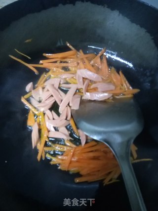 火腿肠胡萝卜橄榄菜炒饭的做法步骤：4
