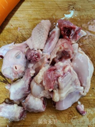 玉米胡萝卜炖鸡汤的做法步骤：2