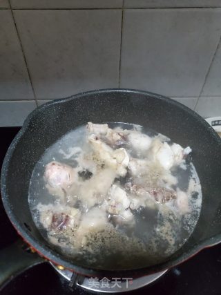 玉米胡萝卜炖鸡汤的做法步骤：3