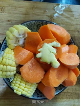 玉米胡萝卜炖鸡汤的做法步骤：5