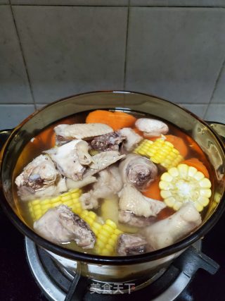 玉米胡萝卜炖鸡汤的做法步骤：6
