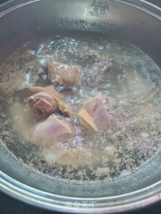 鱼胶炖鸡汤的做法步骤：3