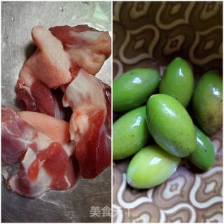 猪脚肉炖橄榄的做法步骤：1