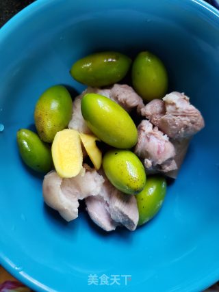 猪脚肉炖橄榄的做法步骤：4