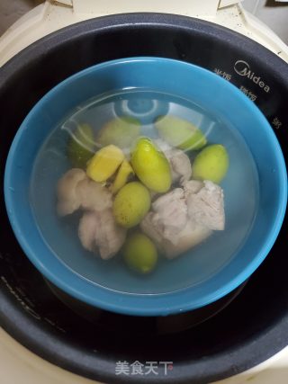 猪脚肉炖橄榄的做法步骤：5