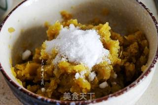 芝麻红薯饼的做法步骤：2