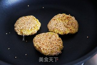 芝麻红薯饼的做法步骤：6