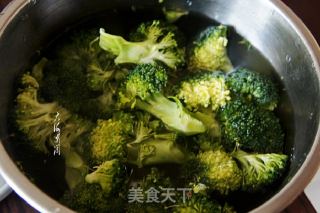 白菜汁宽汤面片的做法步骤：3