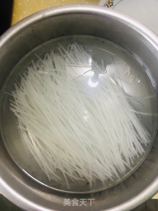 土豆粉条烩牛杂的做法步骤：1