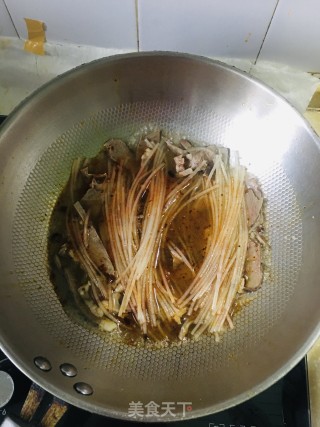 土豆粉条烩牛杂的做法步骤：6